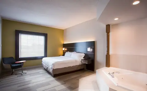 Holiday Inn Express & Suites Reading Airport, an IHG hotel