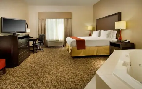 Holiday Inn Express & Suites Alexandria - Fort Belvoir, an IHG hotel