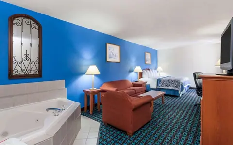 Days Inn & Suites by Wyndham Cambridge