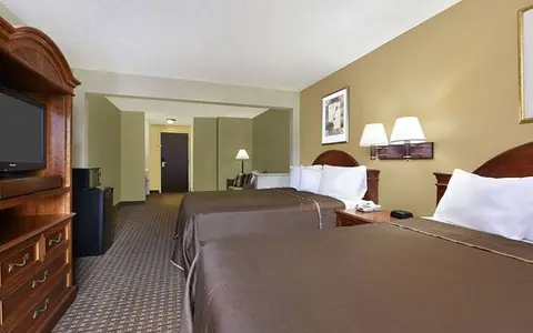 Howard Johnson Hotel & Suites by Wyndham Allentown/Dorney