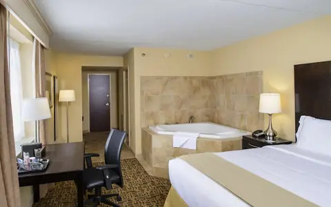Holiday Inn Express Philadelphia - Penns Landing, an IHG hotel