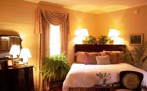 Rothschild - Pound House Inn