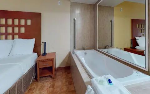 Rodeway Inn & Suites Fort Lauderdale Airport & Port Everglades Cruise Port Hotel