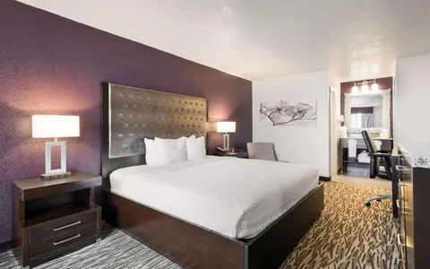 Clarion Inn & Suites Across From Universal Orlando Resort