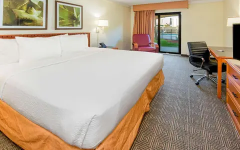 La Quinta Inn & Suites by Wyndham Ft Lauderdale Cypress Cr