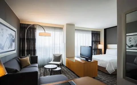 Renaissance Chicago O'Hare Suites Hotel
