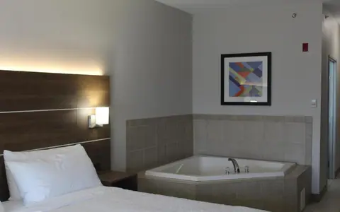 Holiday Inn Express & Suites Chicago North-Waukegan-Gurnee, an IHG hotel