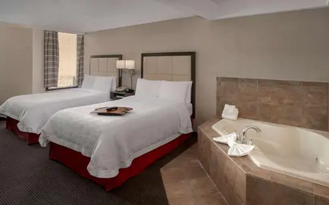Hampton Inn & Suites Milwaukee Downtown