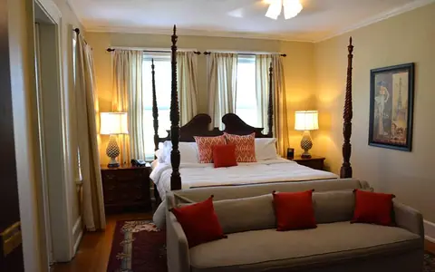 Inn At 835 Boutique Hotel