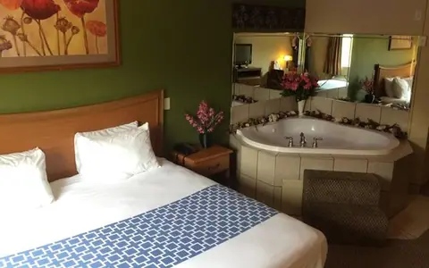 Econo Lodge Inn & Suites