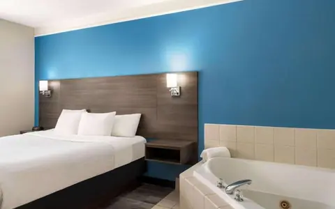La Quinta Inn & Suites by Wyndham Madison American Center