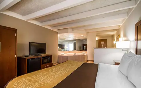Comfort Inn & Suites Madison - Airport