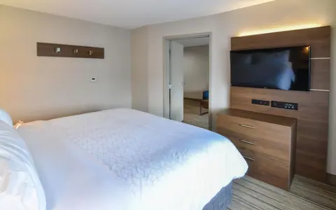 Holiday Inn Express & Suites Indianapolis Northwest, an IHG hotel