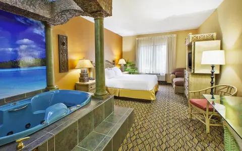 Holiday Inn Express & Suites Bowling Green, an IHG hotel