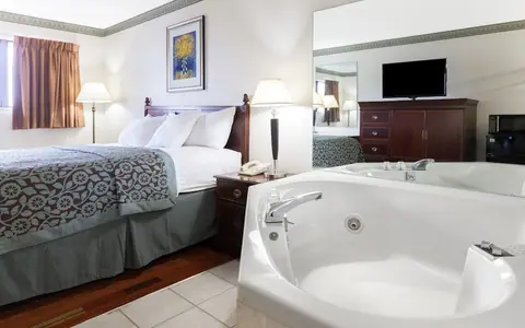Days Inn by Wyndham Toledo