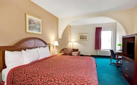 Days Inn & Suites by Wyndham Louisville SW