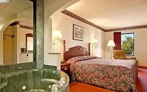 Super 8 by Wyndham Clarksville Northeast