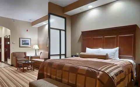 Best Western Plus KC Speedway Inn & Suites