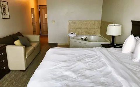 Country Inn & Suites by Radisson, Kansas City at Village West, KS