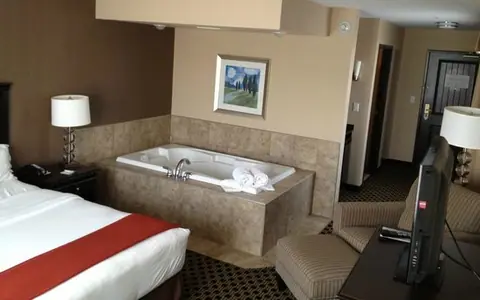 Holiday Inn Express & Suites Lawrence, an IHG hotel