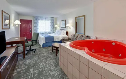 Days Inn & Suites by Wyndham Bentonville