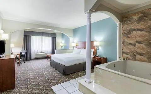Holiday Inn Express & Suites Lake Charles, an IHG hotel