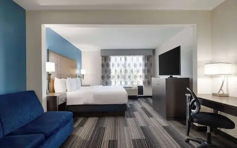 La Quinta Inn & Suites by Wyndham Springfield Airport Plaza
