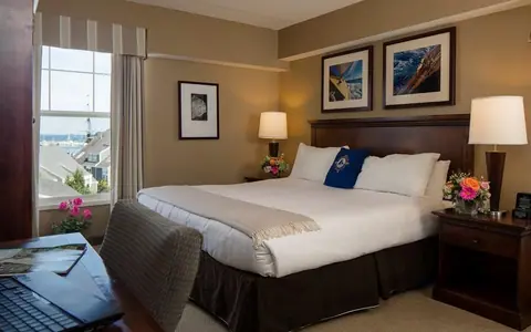 Salem Waterfront Hotel & Suites
