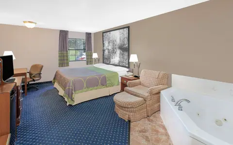 Super 8 by Wyndham Bentonville