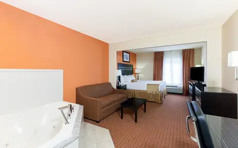 La Quinta Inn & Suites By Wyndham Tulsa Midtown