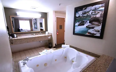 C'mon Inn Hotel & Suites