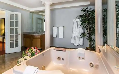 Quality Inn & Suites Downtown - University Area