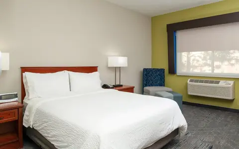 Holiday Inn Express & Suites Farmington Bloomfield, an IHG hotel
