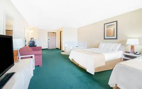 Days Inn & Suites by Wyndham Fargo 19th Ave/Airport Dome