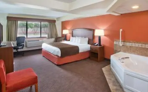 Grand Forks Lodge & Suites