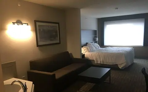 Holiday Inn Express & Suites Grand Forks, an IHG hotel