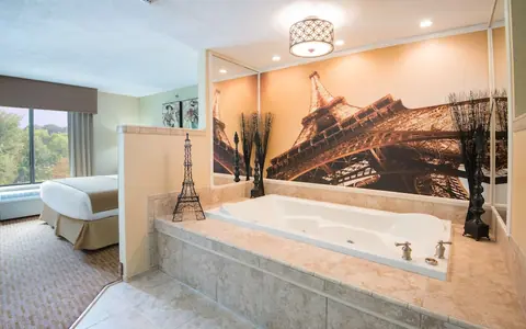 Holiday Inn Express & Suites Pittsburgh Airport, an IHG hotel