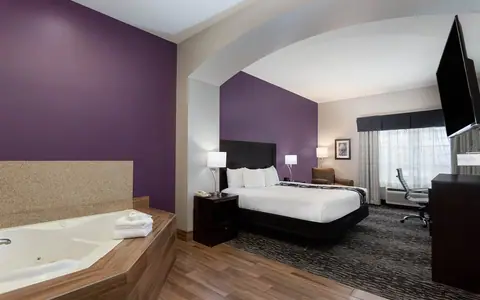 La Quinta Inn & Suites by Wyndham Huntsville Airport Madison