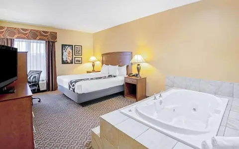 La Quinta Inn & Suites by Wyndham Lawton / Fort Sill