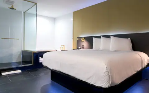 Glen Capri Inn & Suites
