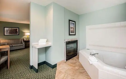 La Quinta Inn & Suites by Wyndham Newport