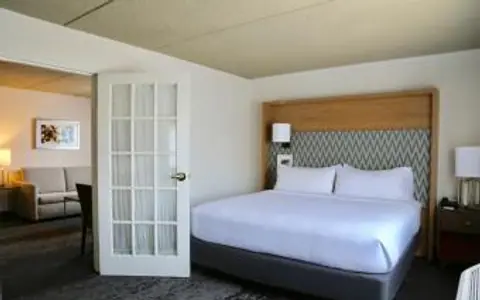 Holiday Inn Salem, an IHG hotel