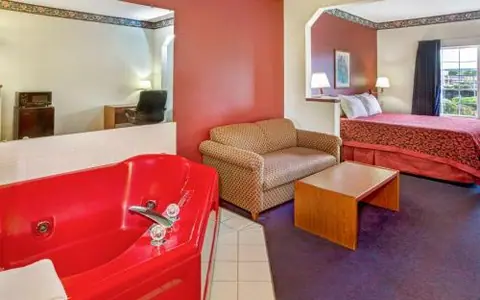 Days Inn & Suites by Wyndham Gresham