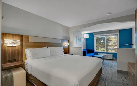 Holiday Inn Express & Suites Portland-Jantzen Beach, an IHG hotel