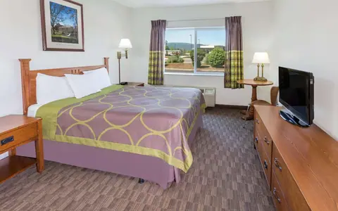 Super 8 by Wyndham Central Pt Medford