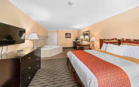 Lemon Tree Hotel And Suites