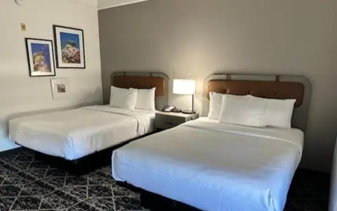 La Quinta Inn & Suites by Wyndham Houston Bush IAH South