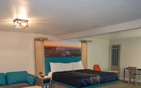 Super 8 by Wyndham Long Beach