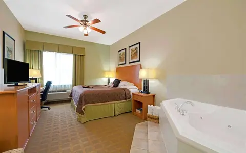 Super 8 by Wyndham Austin/Airport North