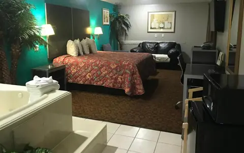 Camelot Inn & Suites